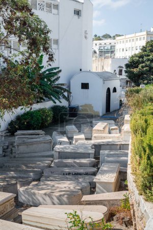 Téléchargez les photos : Ancien cimetière juif de la ville de Tanger - en image libre de droit