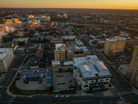 Téléchargez les photos : Une antenne du paysage urbain de Trenton avec ses bâtiments résidentiels et autoroutes dans le New Jersey à l'aube - en image libre de droit