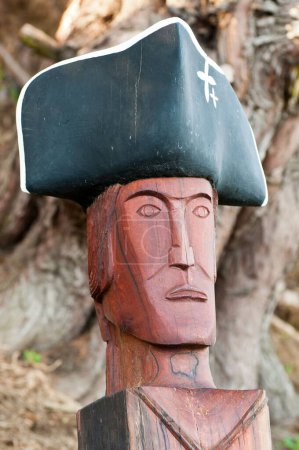 Téléchargez les photos : Une sculpture sur bois de marin par Nathan Rei le long d'un sentier juste au-dessus de la baie de Titahi en Nouvelle-Zélande - en image libre de droit