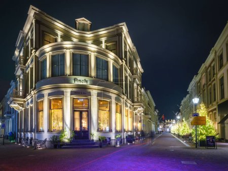 Téléchargez les photos : L'Hôtel Finch pendant la nuit à Deventer, Pays-Bas - en image libre de droit