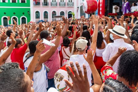 Téléchargez les photos : Les dévots catholiques de Santa Barbara lèvent les bras vers le ciel en l'honneur du Père Noël. Pelourinho, Salvador, Bahia - en image libre de droit