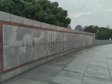 Foto de La pared de la Torre del Museo Histórico Bund en Shanghai, China con árboles detrás - Imagen libre de derechos
