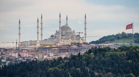Foto de La gran mezquita de Suleymaniye en Estambul y la bandera halagadora de Turquía en un poste contra el cielo azul - Imagen libre de derechos