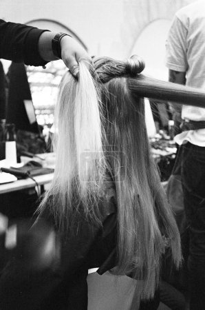 Téléchargez les photos : Un plan vertical de coiffeurs mourant les cheveux d'une fille - en image libre de droit