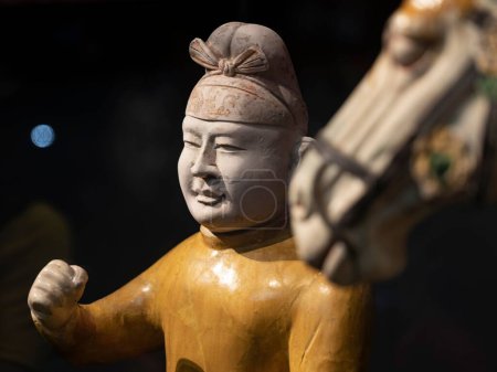 Téléchargez les photos : Une vue rapprochée d'un lutteur olmèque au musée d'histoire du Shaanxi - en image libre de droit