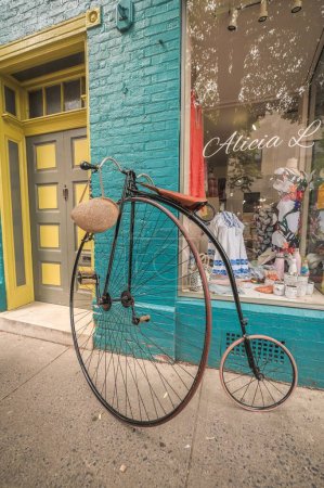 Foto de Famosa Penny Farthing o bicicleta de alta rueda en la calle - Imagen libre de derechos