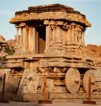 Téléchargez les photos : Hampi est un ancien village du Karnataka, dans le sud de l'Inde. Son parsemé de nombreux complexes de temple en ruine de l'Empire Vijayanagara. - en image libre de droit