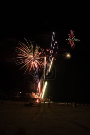 Téléchargez les photos : Feu d'artifice à partir de Newport Beach jetée pour lancer la célébration de la parade du bateau - en image libre de droit