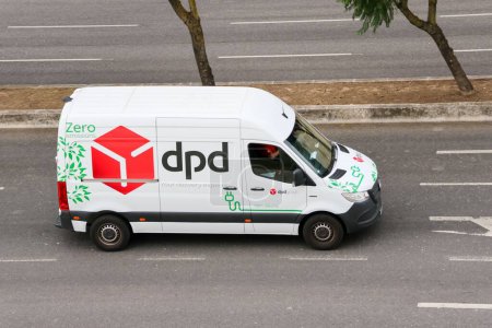 Téléchargez les photos : Le véhicule de transport express de marchandises de la société DPD Portugal - en image libre de droit