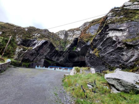 Téléchargez les photos : Une carrière d'ardoise, située au milieu des montagnes avec un site de culte sur l'île de Valentina, Irlande - en image libre de droit