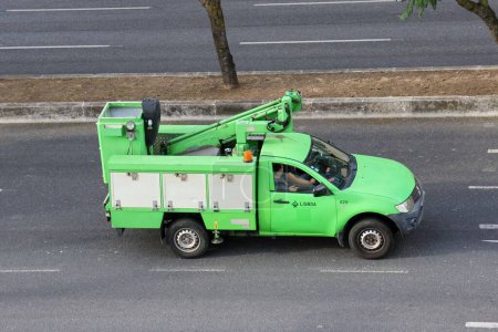 Téléchargez les photos : Le véhicule d'assistance verte dans la rue de Lisbonne - en image libre de droit