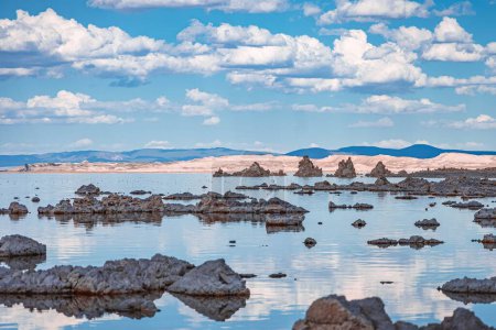 Téléchargez les photos : Une vue panoramique de petites formations rocheuses dans le lac Mono sous un ciel nuageux bleu en Californie, États-Unis - en image libre de droit