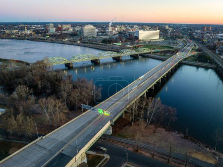 Téléchargez les photos : Un drone de ponts au-dessus de la rivière au lever du soleil et Trenton paysage urbain en arrière-plan dans le New Jersey - en image libre de droit