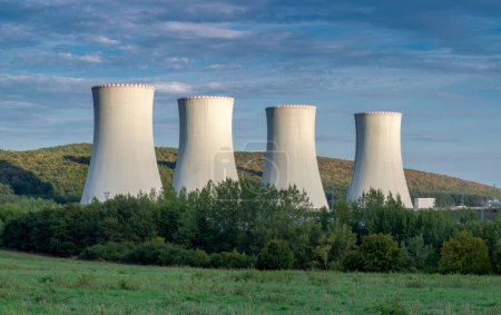 Foto de Una hermosa toma de una central nuclear en Mochovce, Eslovaquia. - Imagen libre de derechos