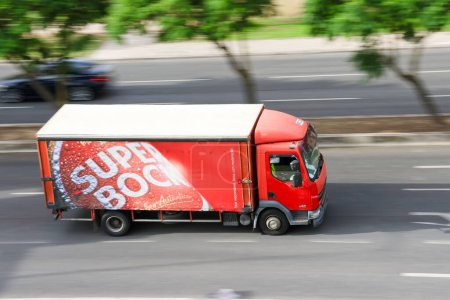 Foto de El paneo de un camión que transporta productos de la empresa Super Bock - Imagen libre de derechos
