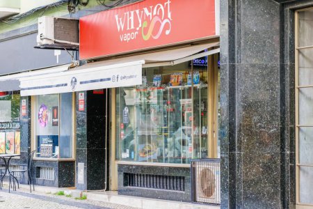 Téléchargez les photos : Le magasin de cigarettes électroniques de la société Why Not Vapor à Lisbonne, Portugal - en image libre de droit