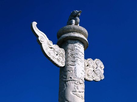 Foto de Una columna ceremonial de Huabiao contra el cielo azul - Imagen libre de derechos