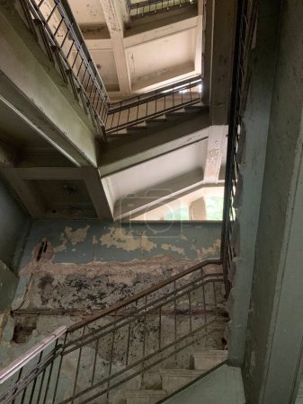 Téléchargez les photos : Un plan en angle bas de vieilles ruines soviétiques à Tskaltubo dans la république de Géorgie - en image libre de droit