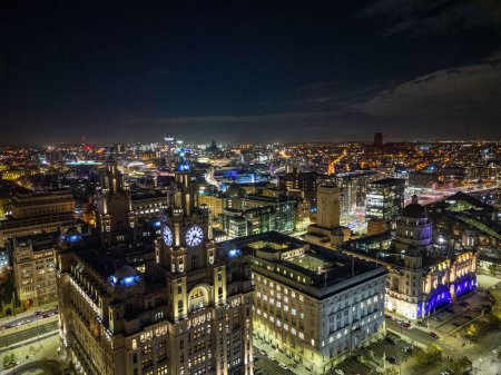 Foto de Una vista aérea del paisaje urbano de Liverpool por la noche con calles y edificios iluminados - Imagen libre de derechos