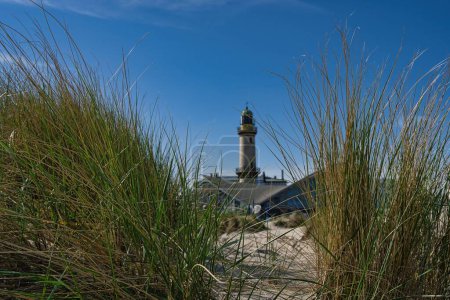 Téléchargez les photos : Vieux phare de warnemuende vue depuis une dune - en image libre de droit