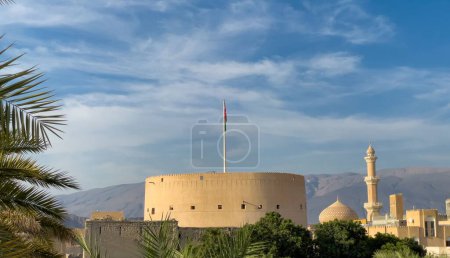Une belle vue sur le fort Nizwa, château d'Oman sous le ciel nuageux
