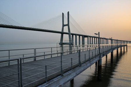Foto de Una fascinante vista del amanecer sobre el Vasco del puente Gama en el río Tajo en Lisboa, Portugal - Imagen libre de derechos