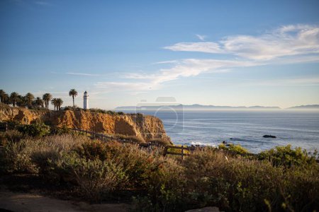 Téléchargez les photos : Un phare sur le rivage au coucher du soleil - en image libre de droit