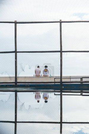 Foto de Salvador, Bahia, Brasil - 05 de diciembre de 2021: Personas disfrutando del mar desde la playa de Río Vermelho en Salvador, Bahia, al final de la tarde. - Imagen libre de derechos