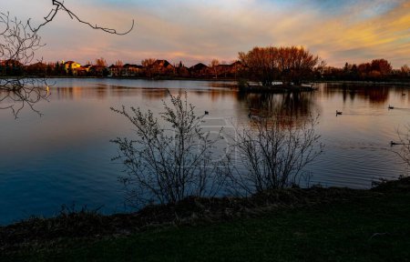 Téléchargez les photos : Une vue panoramique du calme lac Lloydminster en Alberta, Canada pendant le coucher du soleil - en image libre de droit
