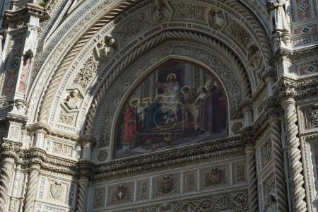 Foto de Una fachada del edificio de la catedral de Santa Maria del Fiore en Florencia - Imagen libre de derechos