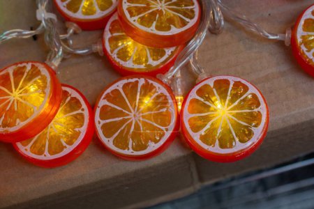 Foto de Un primer plano de luces de cuerda de rodajas de naranja - Imagen libre de derechos