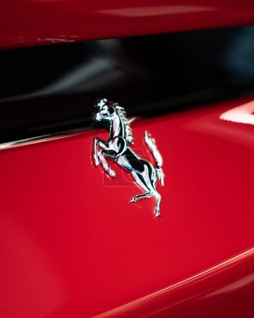 Foto de Una insignia de caballo Ferrari de un SF-90 Stradale en un cromo rojo brillante - Imagen libre de derechos
