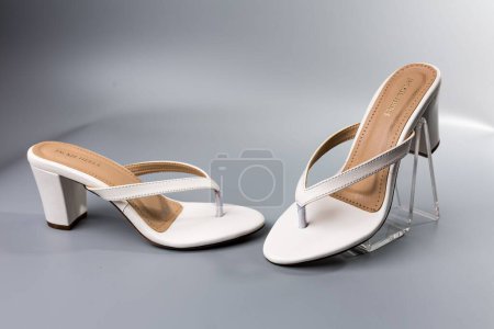 Téléchargez les photos : Paire de chaussures sur fond blanc
. - en image libre de droit