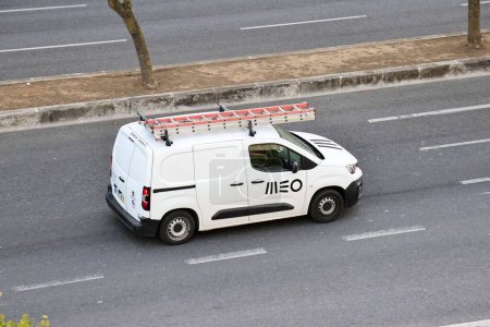Foto de Un MEO Comunicaciones y servicios multimedia Van conduciendo por las calles de Lisboa - Imagen libre de derechos