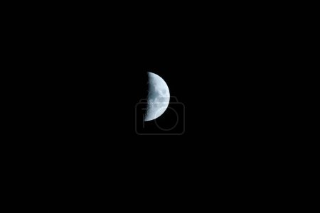 Téléchargez les photos : Un gros plan de la surface de la demi-lune brillante dans le ciel nocturne sans fin - en image libre de droit