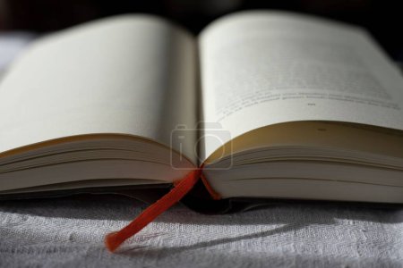 Foto de Un libro abierto sobre fondo de tela blanca. - Imagen libre de derechos