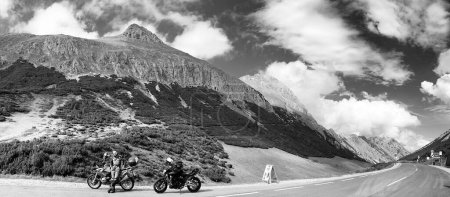 Téléchargez les photos : Vue panoramique en niveaux de gris de deux motos devant les Alpes à Imst, Autriche. - en image libre de droit