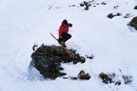 Téléchargez les photos : Un saut rocheux de ski de montagne - en image libre de droit