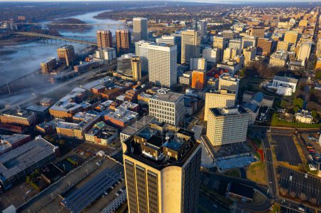 Téléchargez les photos : Une vue aérienne du centre-ville par James River - en image libre de droit