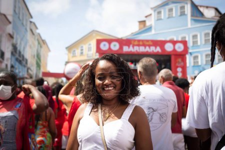 Foto de Salvador, Bahia, Brasil - 04 de diciembre de 2022: Una devota mujer de Santa Bárbara asiste a la misa en Largo do Pelourinho en Salvador, Bahia. - Imagen libre de derechos
