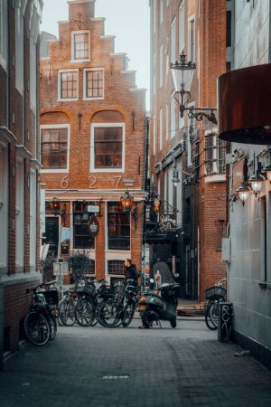 Foto de Un callejón estrecho típico con calle adoquinada en Amsterdam, Países Bajos - Imagen libre de derechos