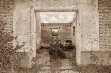 Foto de Un plano escénico de ruinas abandonadas de un edificio con un filtro de sepia - Imagen libre de derechos