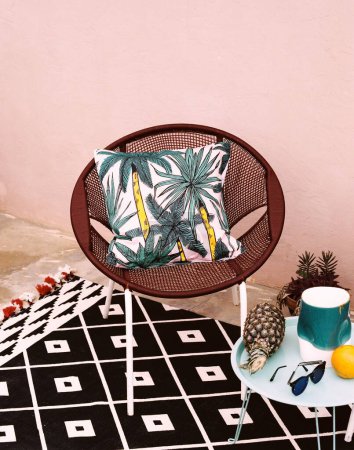 Foto de Una zona chill al aire libre con sillas retro y alfombra - Imagen libre de derechos
