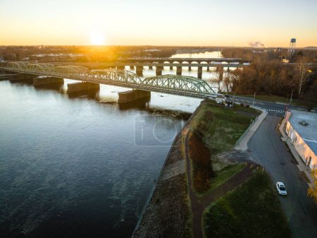 Foto de Una antena del puente de la autopista Trenton Inferior sobre el río Delaware en Trenton, Nueva Jersey al amanecer - Imagen libre de derechos