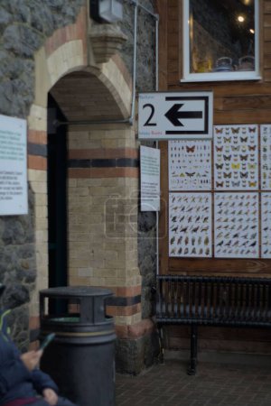 Téléchargez les photos : Une flèche montrant à gauche dans la rue du Pays de Galles - en image libre de droit