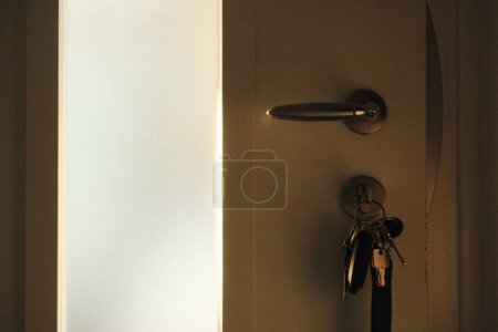 Foto de Las llaves colgando de la puerta - Imagen libre de derechos