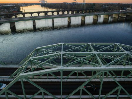 Téléchargez les photos : Une antenne du pont routier du Bas-Trenton au-dessus de la rivière Delaware à Trenton, New Jersey - en image libre de droit