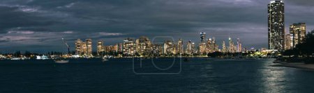 Foto de Vista panorámica del horizonte de la ciudad de Gold Coast, vista desde Broadwater Parklands Jetty. - Imagen libre de derechos