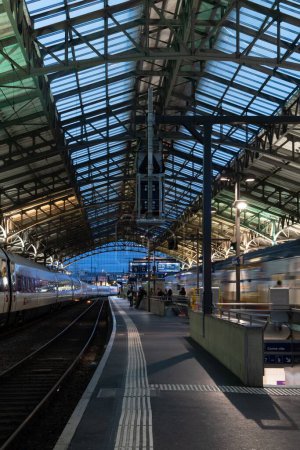 Foto de Un plano vertical de la estación de tren de Lausana en Suiza - Imagen libre de derechos