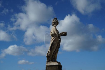 Foto de Una estatua de verano de Giovanni Caccini en el puente de la Santísima Trinidad - Imagen libre de derechos